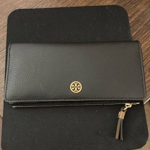 Brand new Tory Burch wallet. Never used.